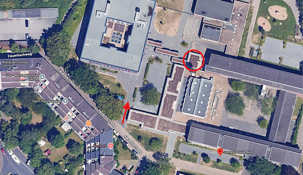 Luftbild der Gesamtschule Norf: Zugang vom Feuerbachweg mit rotem Pfeil, Halleneingang rot eingekreist.